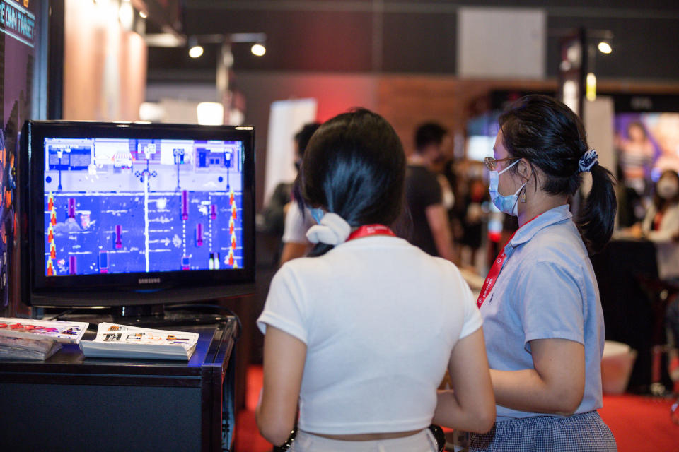 two women playing games at the gamescom asia 2021 Trade Zone. (Photo: gamescom asia)