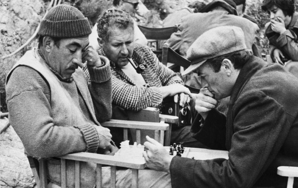 Gregory Peck and Anthony Quinn playing chess on the set of The Guns of Navarone - Bettmann