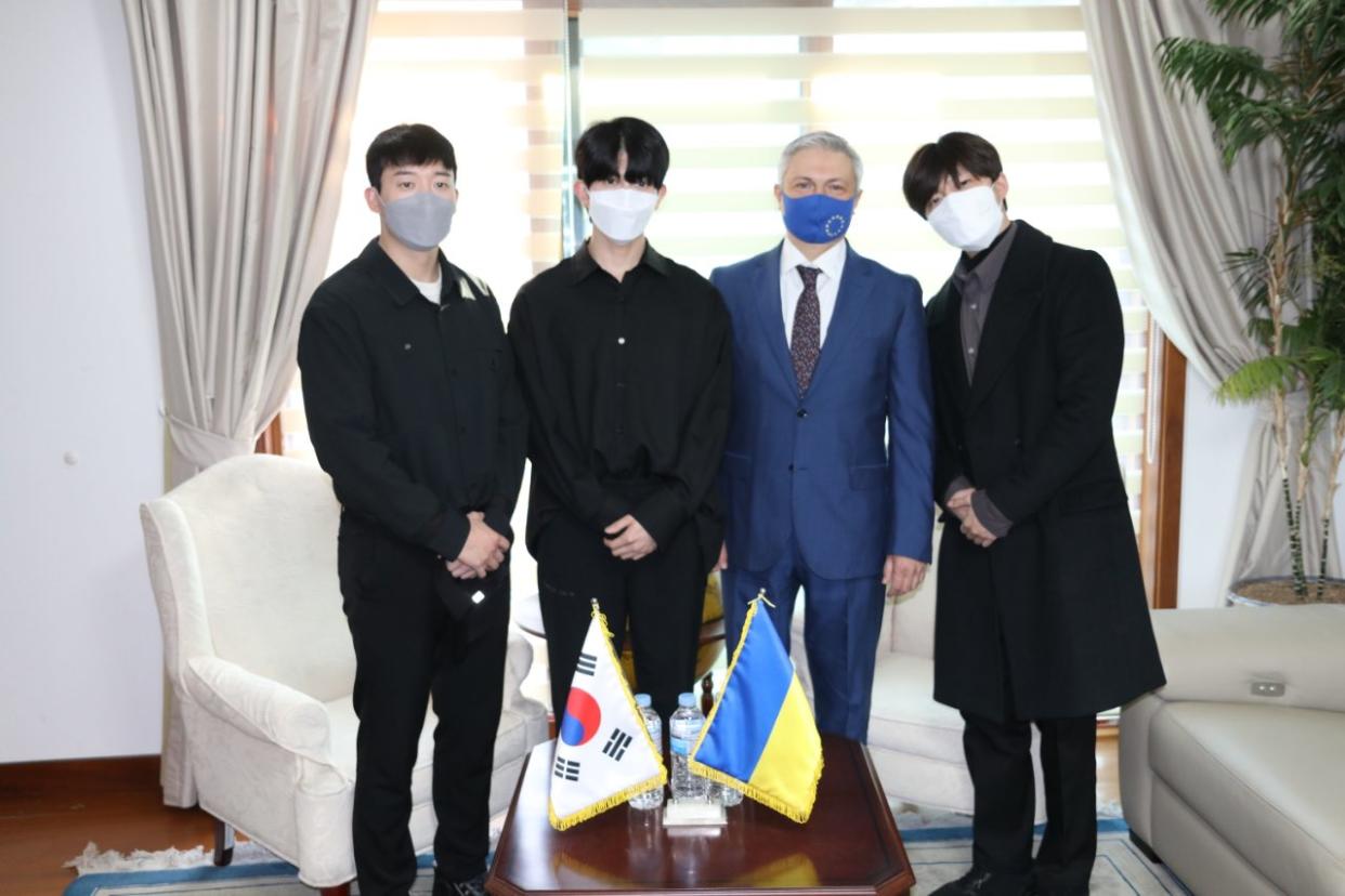 U-KISS members Soohyun, Kiseop, and Hoon with the Ukrainian ambassador to South Korea, Dmytro Ponomarenko (in blue suit). The K-pop group donated 10 million won to Ukraine on 3 March 2022 as humanitarian aid amid the Russia-Ukraine war. (Photo: Dmytro Ponomarenko/Twitter)