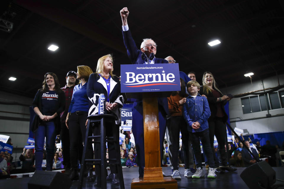 El senador independiente por Vermont Bernie Sanders, aspirante a la candidatura demócrata a la presidencia, junto a su esposa, Jane O'Meara Sanders, y otros familiares durante un mitin en la noche electoral en Essex Junction, Vermont, el martes 3 de marzo de 2020. (AP Foto/Matt Rourke)