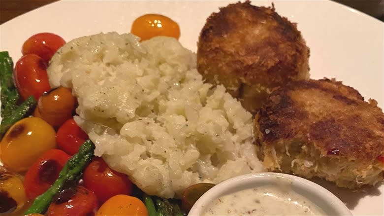 Crab cakes with veggies