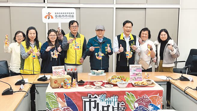 台南市政府經發局市場處8日偕鹽水美食城商家們在民治市政中心宣傳活動，邀請民眾逛燈節之餘，能順道來鹽水美食城吃美食和拿燈籠。（張毓翎攝）