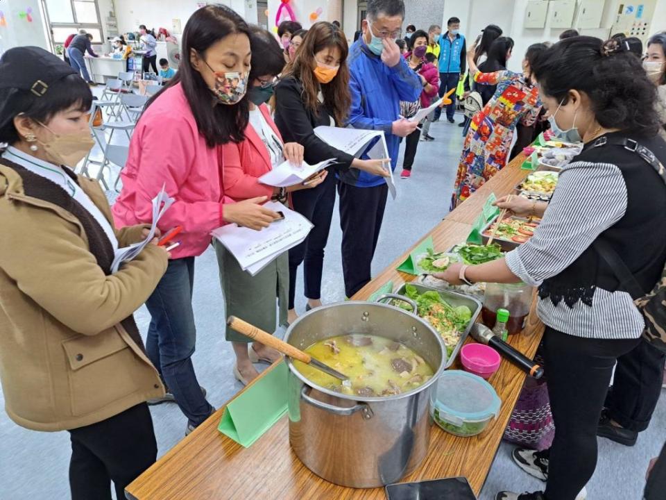 評審團進行美食評選 ，左起為美食家卞柔勻等。（新北市社會局提供）