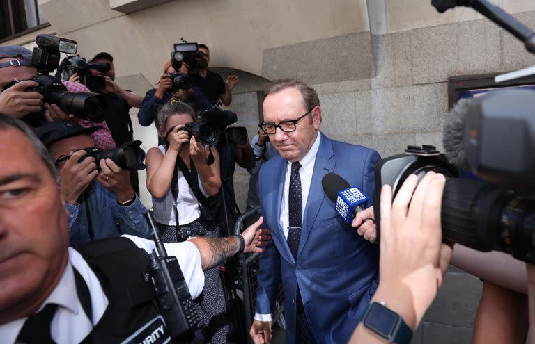 Kevin Spacey sale este jueves 14 de julio de un tribunal de Londres tras ser notificado de que el juicio en su contra por cargos de agresión sexual empezará en junio de 2023