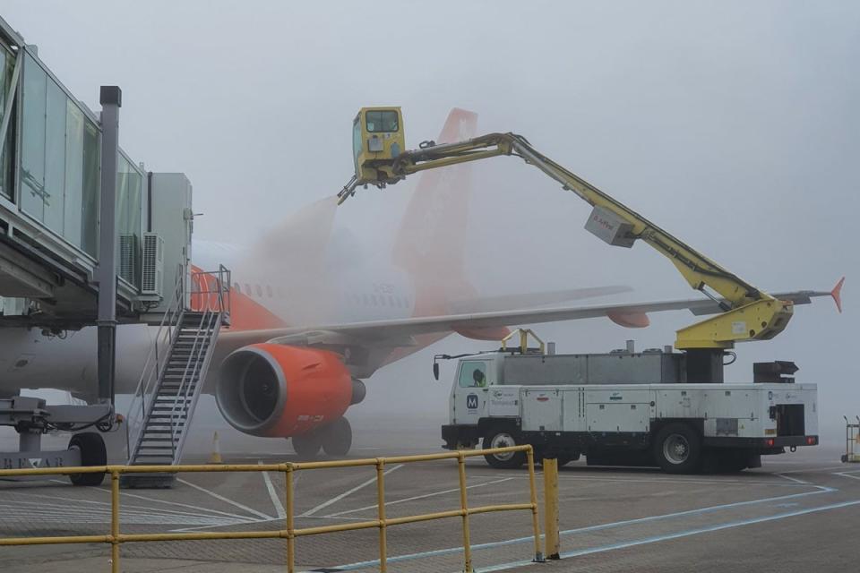 An EasyJet plane is ‘de-iced’ at Gatwick Airport  (@GatwickPolice)