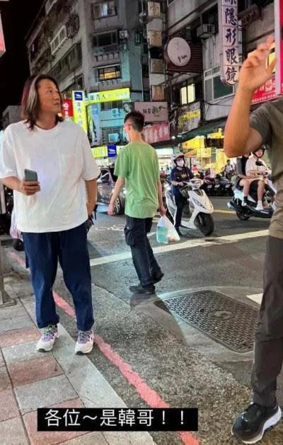 姜成鎬被民眾直擊現身台北街頭。（翻攝爆廢公社二館）