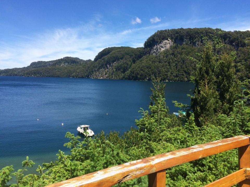 Vista del lago desde una cabaña. Villa la Angostura. (Laura Rivera)