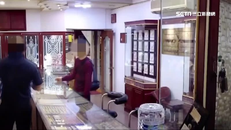 李姓男子到銀樓跟老闆表示想試戴金項鍊。