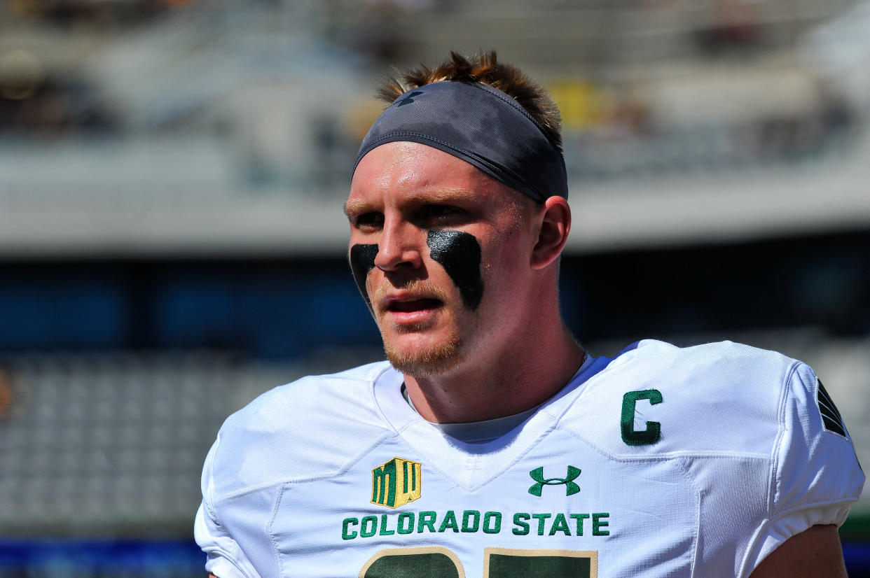 Trey McBride, “tigh end” o ala cerrada de la Universidad Estatal de Colorado (85) calienta antes de un partido. (Foto: Jeffrey Becker-USA TODAY Sports)