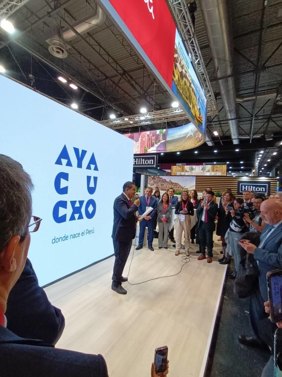 Carlos Añaños, fundador de Tiyapuy, la megabrand de alimentos orgánicos de origen ayacuchano, durante una charla en Fitur, Madrid.