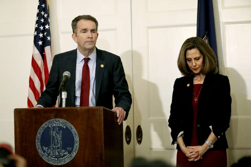 美國維吉尼亞州州長諾桑姆（Ralph Northam）引發種族歧視風暴，召開記者會說明並道歉（AP）