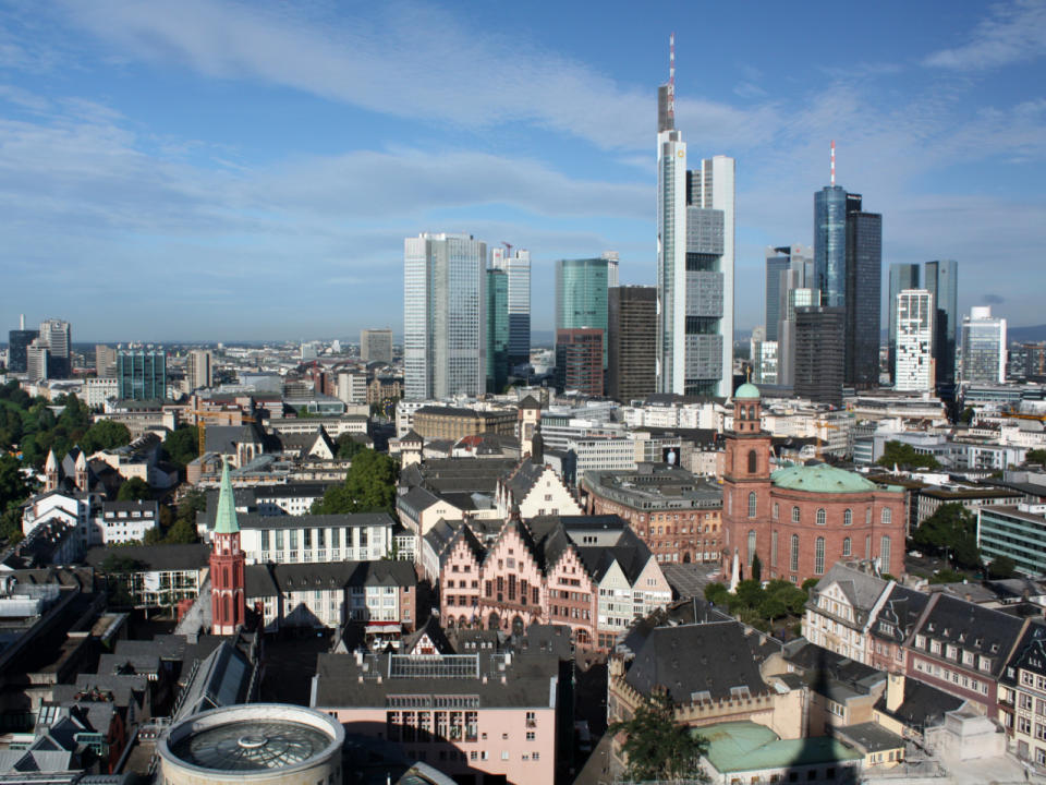 <p>Platz 4: Die Skyline in Frankfurt am Main lockt jährlich immer wieder Tausende Besucher an. Daher können die Hotelbetreiber wohl auch bei ihren Zimmerpreisen hoch ansetzen: 104 Euro pro Nacht wurden durchschnittlich im dritten Quartal 2017 berechnet. Im zweiten Quartal 2016 lagen die Preise noch bei 97 Euro – ein Anstieg von stolzen 7,2 Prozent. (Bild-Copyright: Matthias Besant/ddp images) </p>