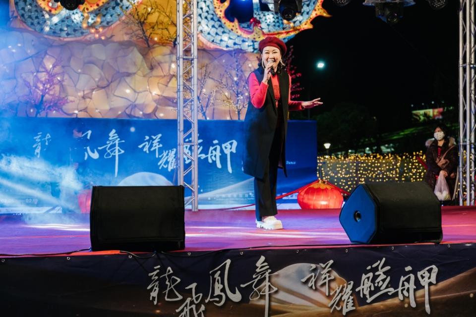圖說：2023台灣燈會在台北-萬華區特色燈區 張秀卿 熱力演唱 （圖片提供/策展團隊-于果創意有限公司)