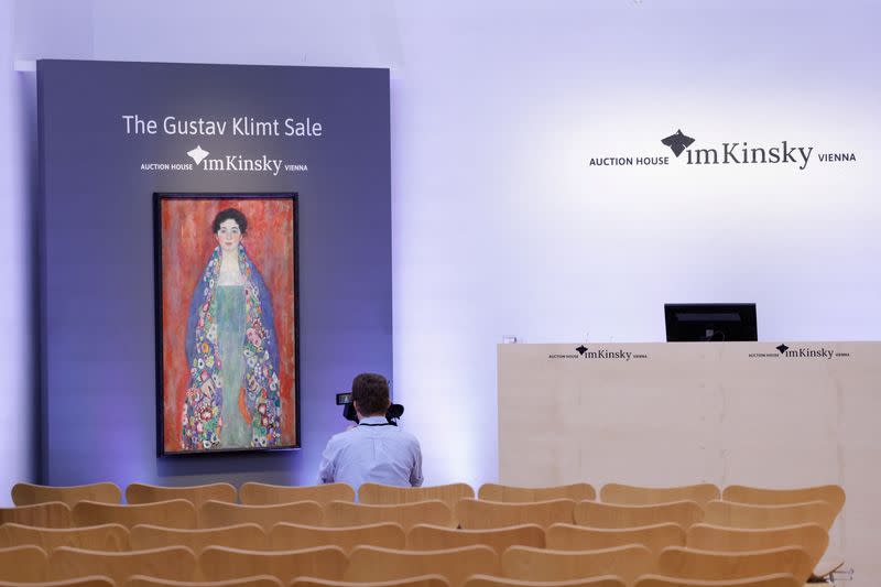 Un camarógrafo filma el retrato "Portrait of Fräulein Lieser" del artista austriaco Gustav Klimt, mientras se expone antes de una subasta, en Viena, Austria