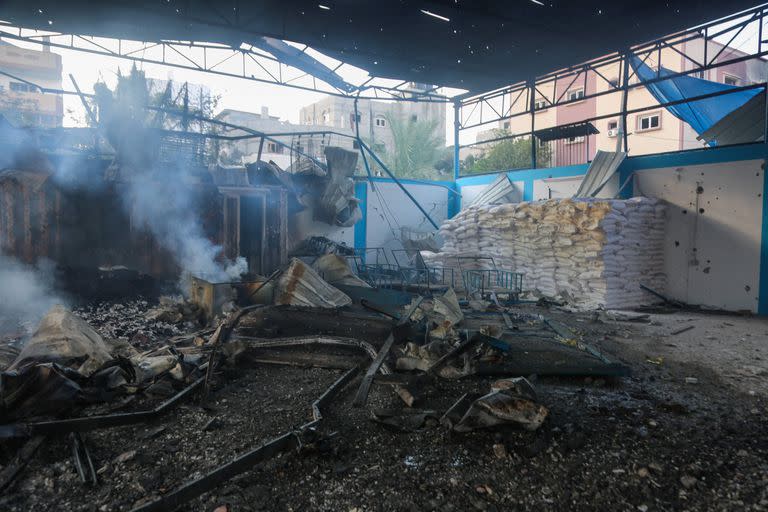 Una imagen muestra un almacén de ayuda alimentaria y centro de distribución de la UNRWA dañado debido a los ataques israelíes en el barrio de Tall al-Hawa en el sur de la Ciudad de Gaza el 16 de octubre de 2023.