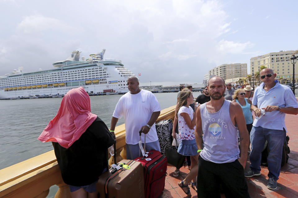 (FOTOS) Crucero de lujo rescata a miles de personas en Puerto Rico y otras islas del Caribe