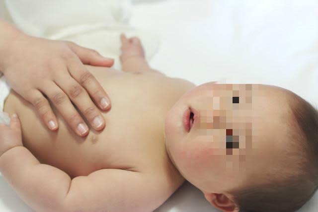 寶寶嗆奶險窒息，醫生竟從他氣管裡，取出一團衣服標籤。（示意圖，翻攝自photo-ac）
