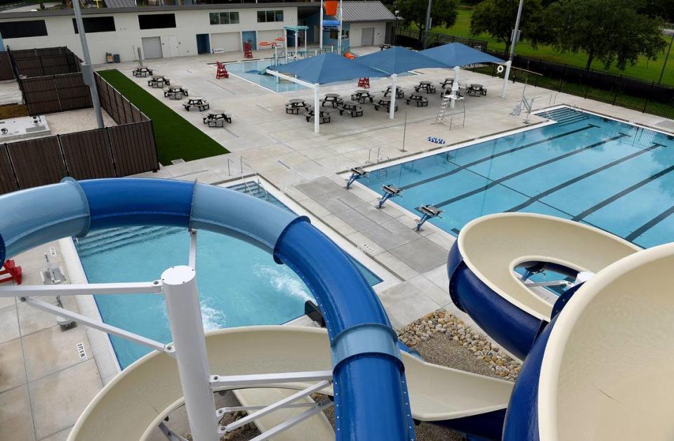 The Lincoln Aquatic Center in Palmetto features two swirly water slides, a zero-entry pool for early swimmers and a 25-yard swimming pool for local competitions.