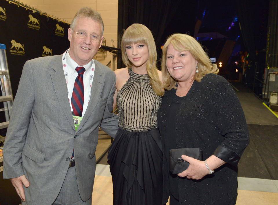 Taylor Swift出生於金融世界，左為其父Scott Swift，右為其母Andrea Swift，照片攝為2013年。 (Rick Diamond/ACMA2013/Getty Images for ACM)