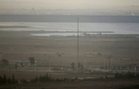 A bare flag pole is seen near the Quneitra crossing in Syria close to the border fence with the Israeli-occupied Golan Heights September 2, 2014. REUTERS/Baz Ratner