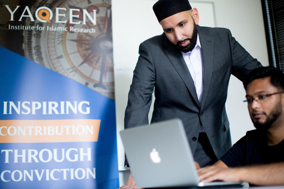 Imam Omar Suleiman and Ali Fiaz, the operations manager at Yaqeen Institute,&nbsp;at work in Las Colinas, Texas. (Photo: Allison V. Smith for HuffPost)