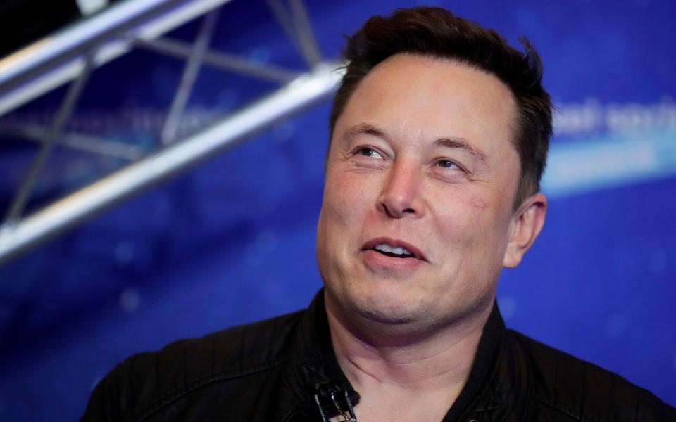 Elon Musk alfonbra gorrira heldu da Axel Springer komunikabideen sarirako Berlinen - Hannibal Hanschke/Pool Photo AP, Fitxategiaren bidez