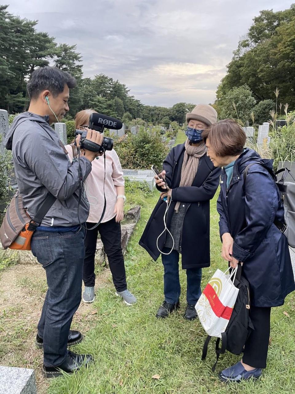 黃銘正（左）和連楨惠（右二）赴日本拍攝湯德章父親家族的墓園。（希望行銷提供）