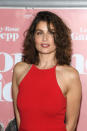 Après avoir exprimé son désaccord envers le mouvement #BalanceTonPorc en 2017, Laetitia Casta est de nouveau interrogée sur le harcèlement sexuel par Télé Star, fin 2019. Le modèle révèle avoir été victime de ce type de comportements dans sa jeunesse, et s’être toujours défendue contre ses harceleurs. "<em>En ce qui me concerne, je n'ai pas attendu le mouvement #MeToo pour m'exprimer</em>, assure la comédienne. <em>Quand quelqu'un me mettait la main sur la cuisse, je répliquais :</em> 'C'est qui ce vieux croûton, là ?' <em>Moi, j'avais la chance de savoir me défendre. Malheureusement, ce type d'agressions se retrouve un peu dans tous les milieux.</em>" (<em>Photo by Pascal Le Segretain/Getty Images</em>)