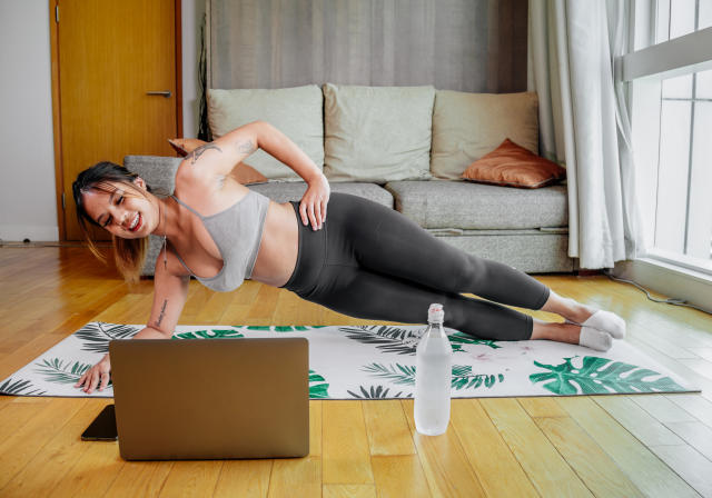 Full length of amazed good-looking fitness girl in blue sports bra and  leggings, pointing fingers up, showing promo about workout or gym, standing  Stock Photo - Alamy