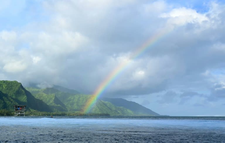 Le village de Teahupo'o, à Tahiti, et sa "plus belle vague du monde" qui accueille les épreuves olympiques de surf cet été, le 29 mai 2024 (JEROME BROUILLET)