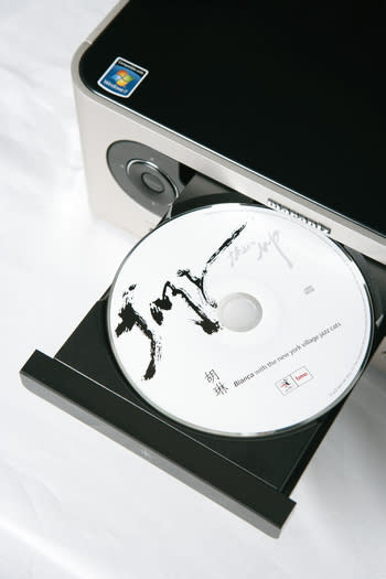 ● M-CR603設有CD轉盤，彌補了播放網絡音樂的不足。