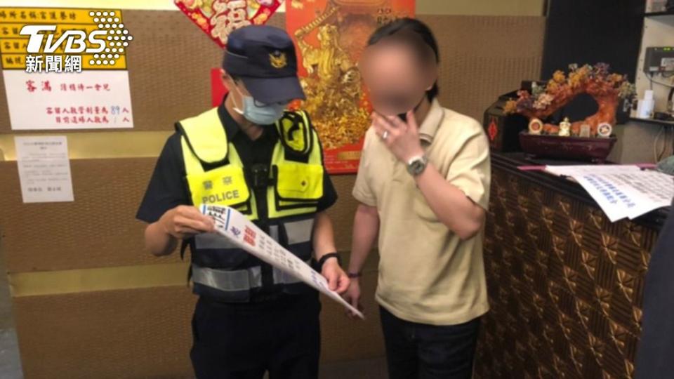 警方到萬華茶室一帶進行稽查，宣導防疫。（圖，非確診店家／TVBS）
