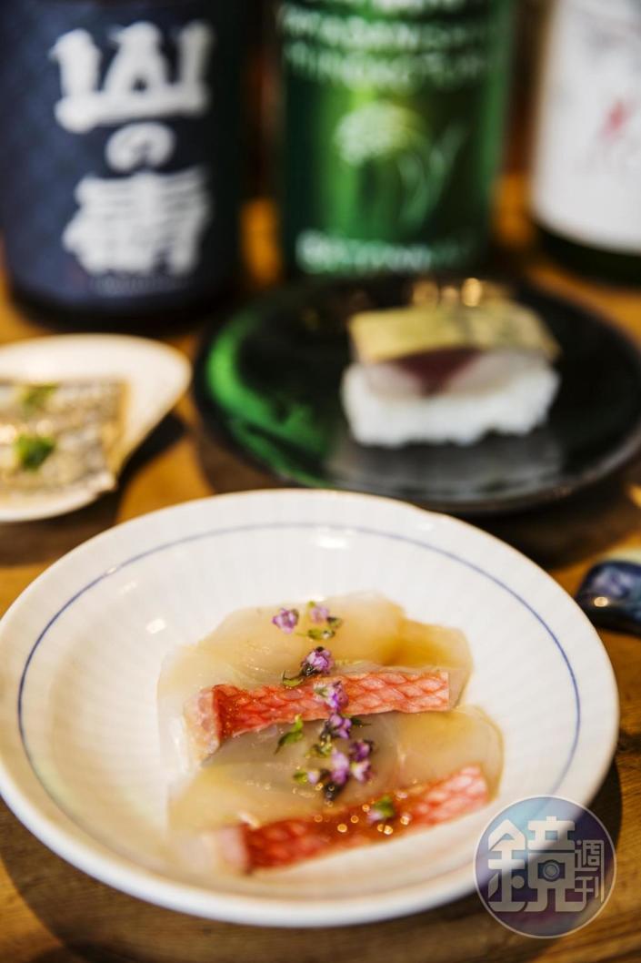 愛知縣金目鯛生魚片，略川燙後的表皮，點綴紫蘇花既美觀又提鮮。