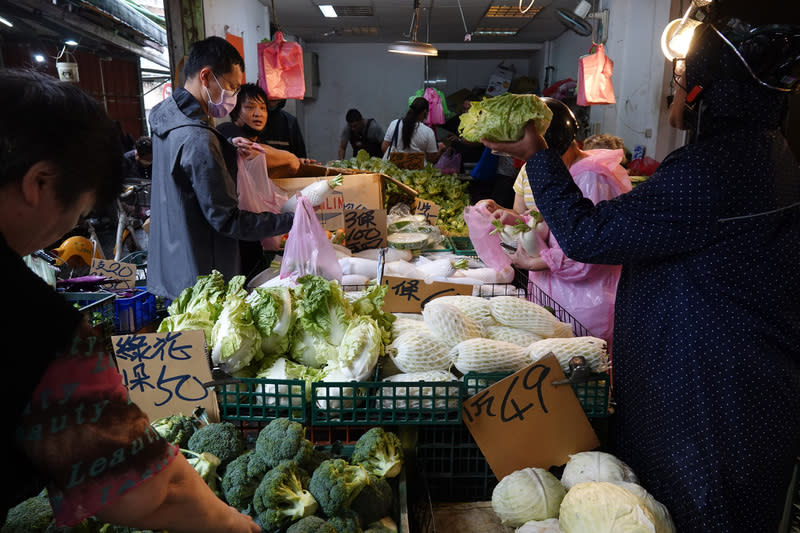 颱風海葵來襲  菜價漲多跌少（2） 颱風海葵預計3日下午自台東登陸，台北市產業局表 示，市場處已請台北農產運銷、台北漁產運銷、台北 畜產運銷等公司及各批發市場加強掌握民生物資來 源，並持續監控菜價波動，適時啟動因應機制。圖為 台北南港市場，民眾搶購蔬菜。 中央社記者鄭傑文攝  112年9月3日