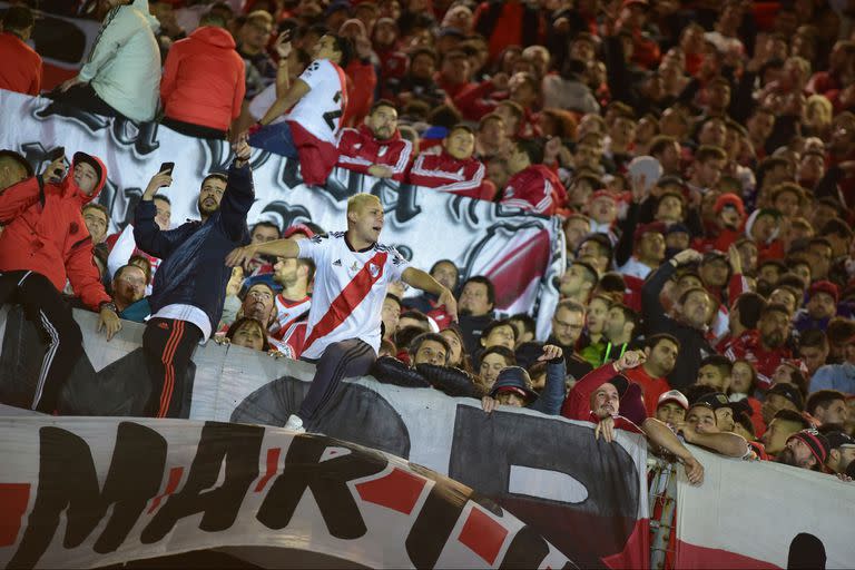 Hinchas de River llegando al estadio Monumental. Según un informe de la AFA, el club de Núñez lideró la tabla de asistencia a las canchas durante la temporada pasada.