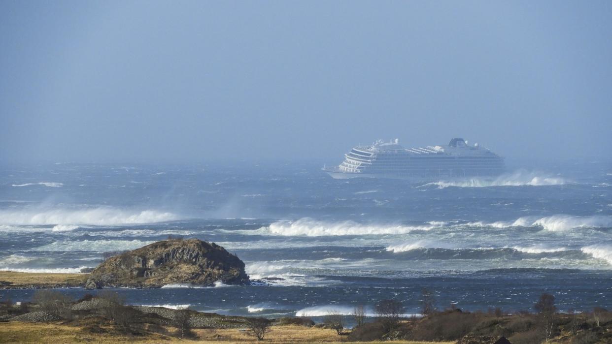 Das Kreuzfahrtschiff «Viking Sky» driftet in Richtung Land. Foto: Frank Einar Vatne/NTB scanpix