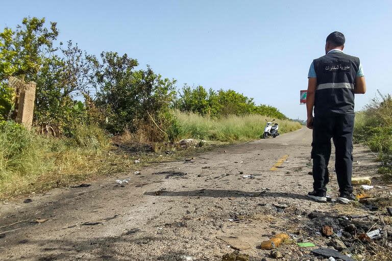 Un miembro del servicio de inteligencia libanés se encuentra en el lugar de un ataque israelí contra un vehículo en la zona de la llanura de Adloun, entre las ciudades de Sidón y Tiro, en el sur del Líbano, el 23 de abril de 2024.