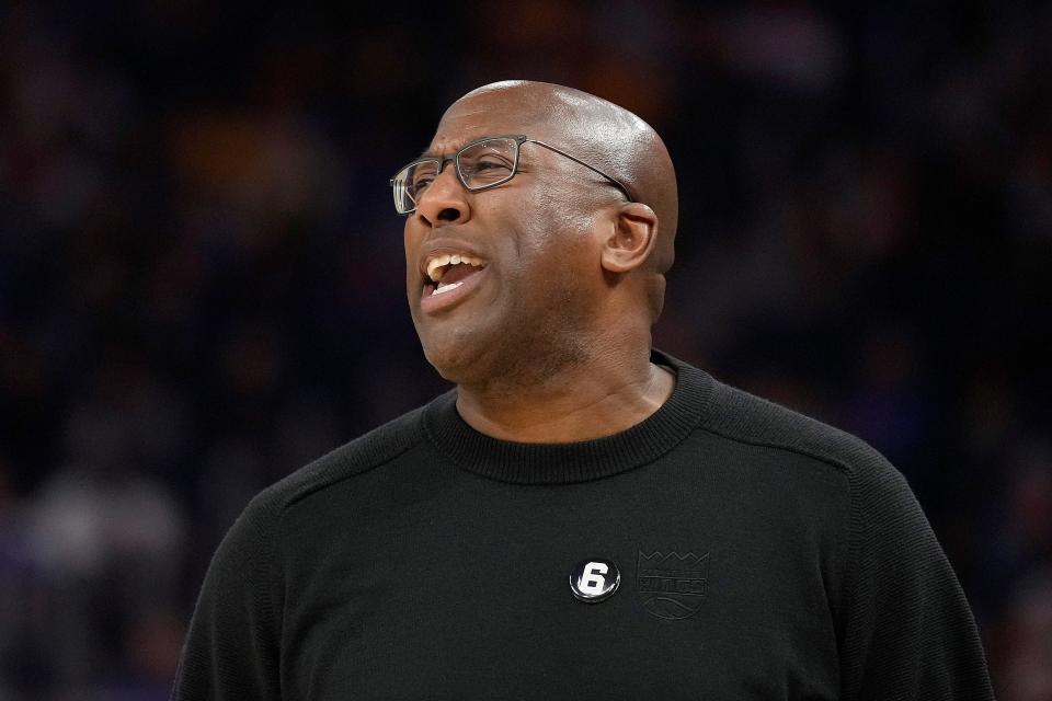 Sacramento Kings head coach Mike Brown yells out to his players during the first half against the Golden State Warriors on Sunday, Oct. 23, 2022 in San Francisco. (AP Photo/ Tony Avelar)