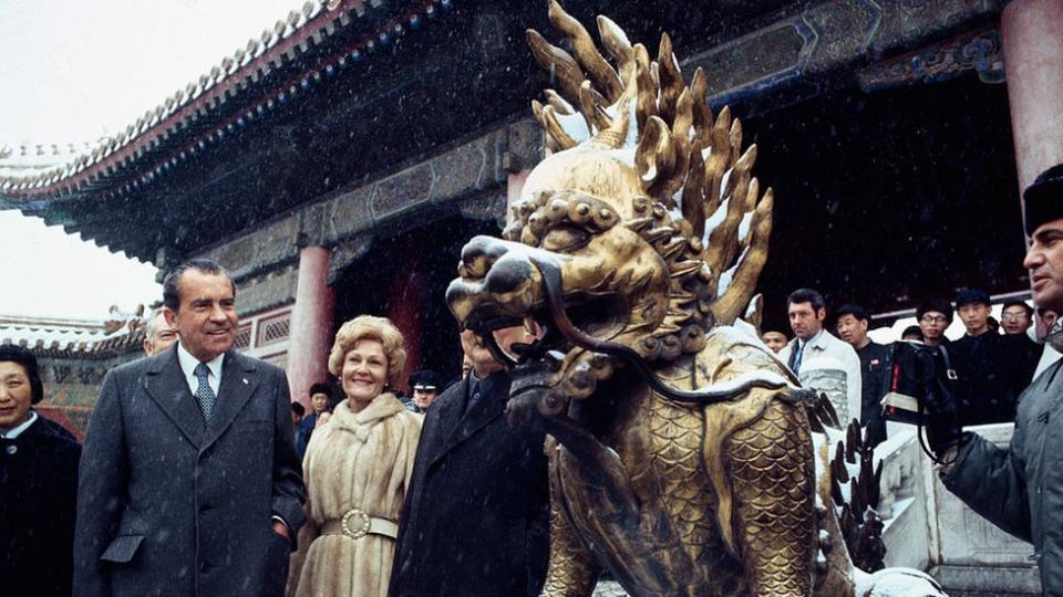 El expresidente de EE.UU. Richard Nixon y su esposa Pat con un grupo de oficiales en un tour de la Ciudad Prohibida en Pekín