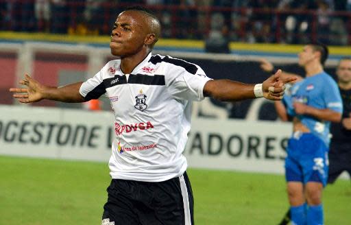 Jhon Murillo, del Deportivo Zamora celebra su gol al Nacional de Paraguay en duelo de Copa Libertadores en el estadio Carolina de Barinas, Venezuela, el 25 de marzo de 2014 (AFP | Juanis Alfaro)