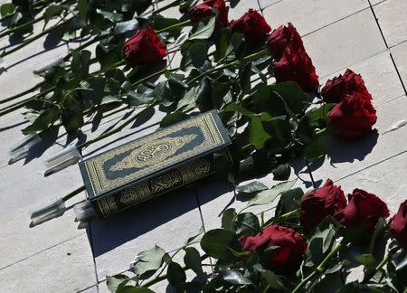 Roses and a Koran laid at the grave of former Prime Minister Rafik al-Hariri, as people mark the 10th anniversary of al-Hariri's assassination, in downtown Beirut, February 14, 2015. REUTERS/Jamal Saidi