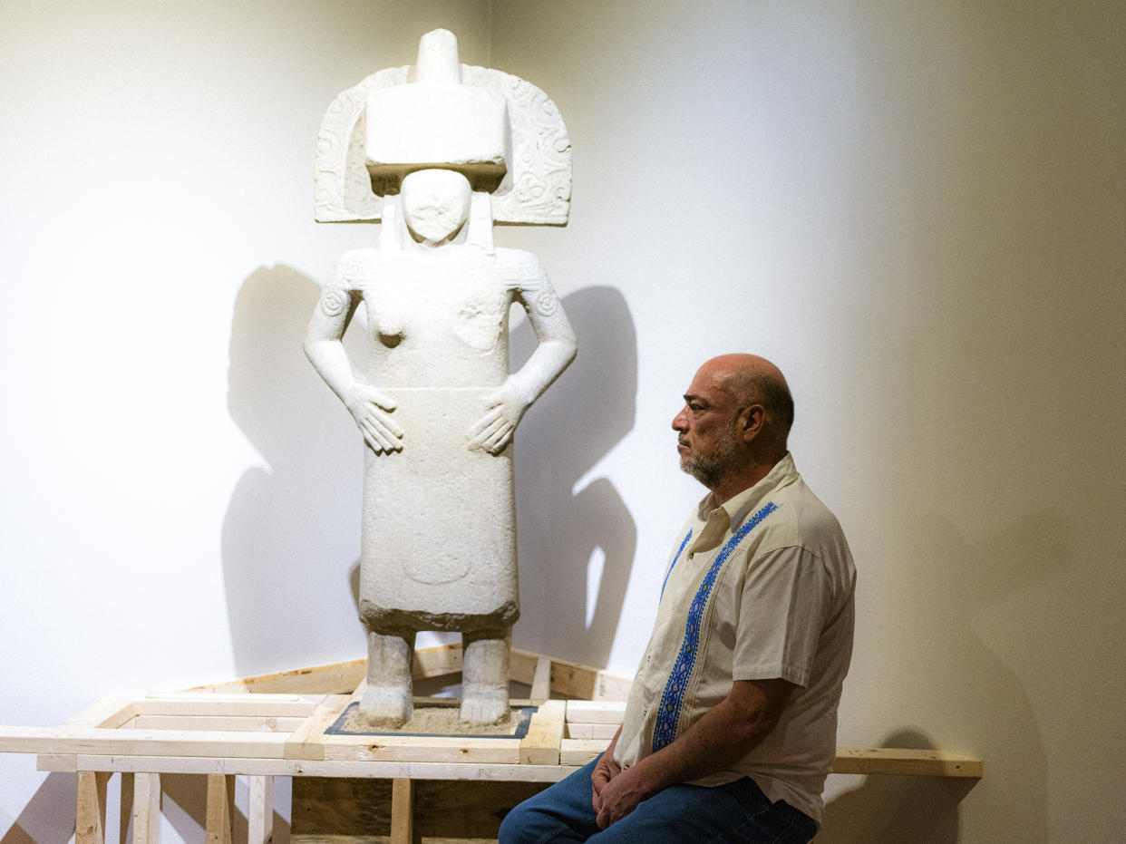 La primera representación en tamaño natural de un jugador de pelota ritual encontrada hasta la fecha en la Huasteca, una región tropical que abarca partes de varios estados a lo largo de la costa del Golfo de México, expuesta en el Museo Nacional de Arte Mexicano en Chicago. (Sebastian Hidalgo/The New York Times)