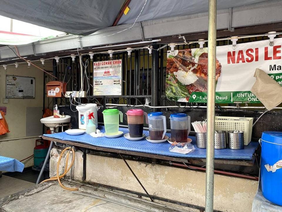Help yourself to their free beverages with your 'nasi lemak'.