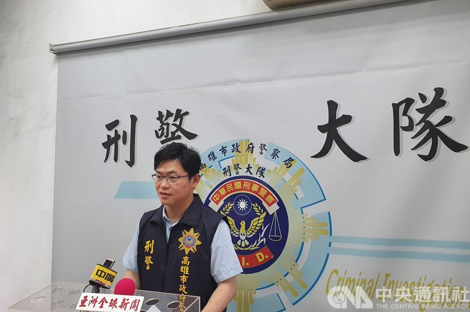 高雄市警局刑警大隊科技犯罪偵查隊長郭丁太（圖）18日表示，日前破獲散布兒少性剝削影像網站「承德路」，39歲王姓嫌犯以自動化程式從網路蒐集資料，並架網站實施付費會員制；警方清查約130萬張照片，其中未成年約上萬張。(中央社) 