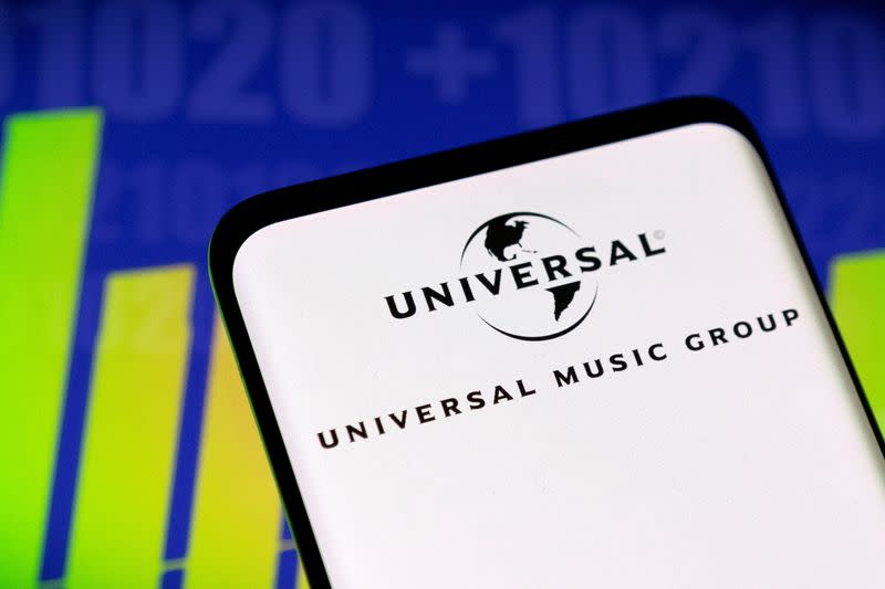 FOTO DE ARCHIVO. El logo de Universal Music Group y gráfico de acciones en esta ilustración