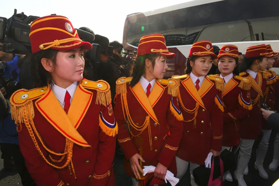 <p>Su uniformes son vistosos y son objeto de miradas de los turistas que acuden a la cita olímpica en Pyeongchang. </p>
