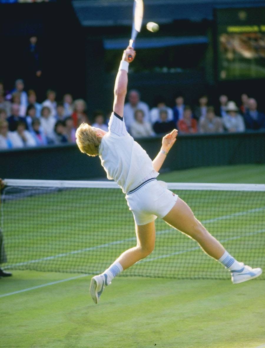 Im Drittrundenspiel gegen Joakim Nyström muss Becker sogar zwei Matchbälle abwehren. Auch im Achtelfinale benötigt der Junioren-Weltmeister eine Energieleistung, um sich in fünf Sätzen gegen Tim Mayotte durchzusetzen