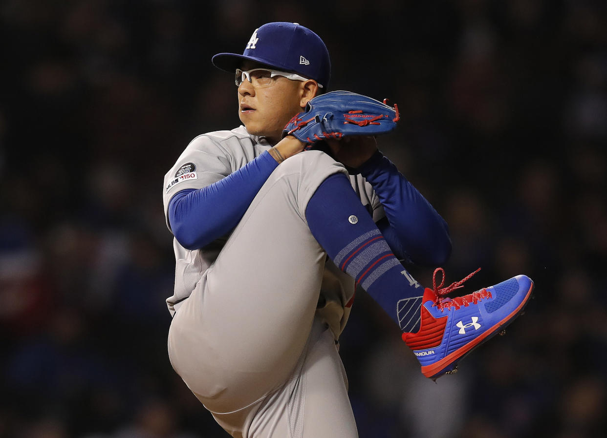 ARCHIVO - En esta foto del 23 de abril de 2019, el pitcher mexicano Julio Urías, de los Dodgers de Los Ángeles, lanza en el primer inning del juego ante los Cachorros de Chicago en el estadio Wrigley Field de Chicago. (AP Foto/Jim Young)