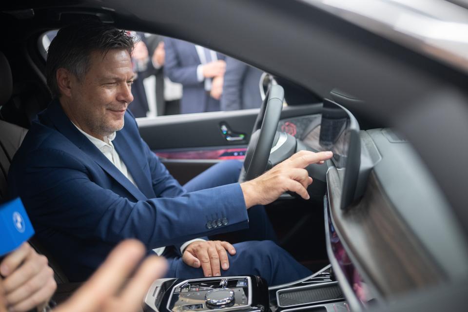 Robert Habeck sitzt während der Besichtigung eines BMW-Forschungszentrums im Rahmen seines China-Besuchs in einem E-Auto des Typs BMW i7. - Copyright: picture alliance/dpa | Sebastian Christoph Gollnow