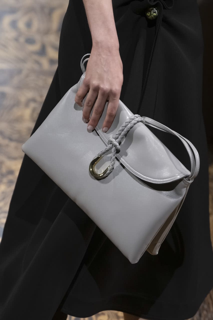 Bottega Veneta 2024秋冬時裝騷潮流筆記：李英愛、劉俊謙現身；下期流行一大一小孖裝手袋？